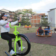 Aparat fitness de exterior pentru picioare, abdomen, biceps si umeri